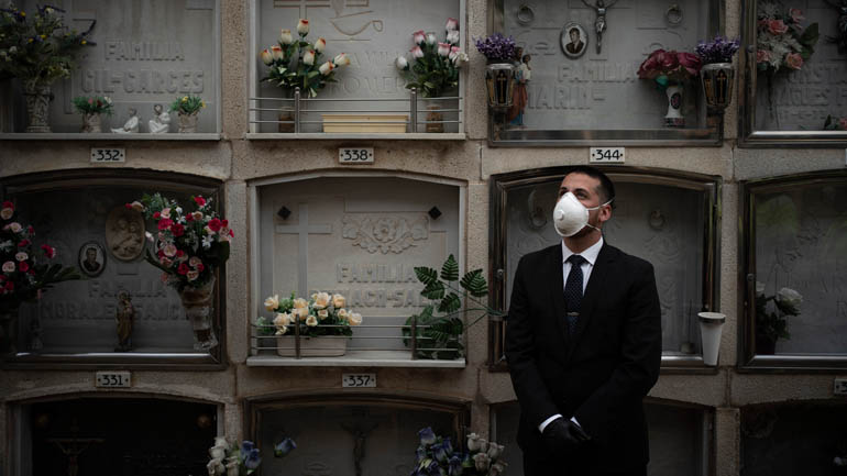 Ισπανία: Στους 20.043 αυξήθηκαν οι θάνατοι από τον κορωνοϊό